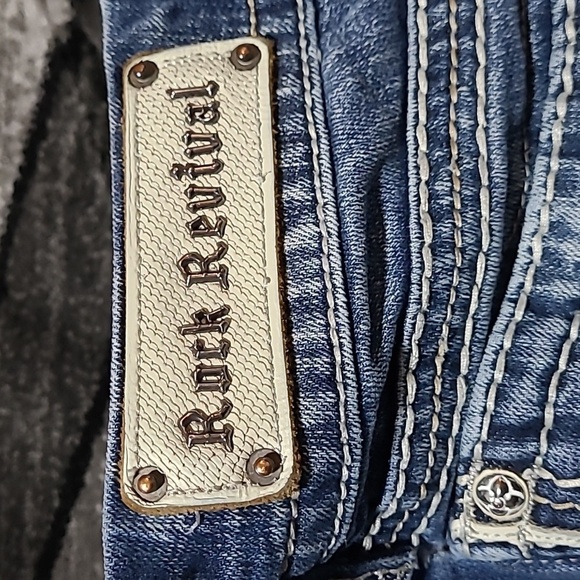 ROCK REVIVAL LUZ EASY FIT EMBROIDERED DENIM JEAN SHORTS - Picture 6 of 12